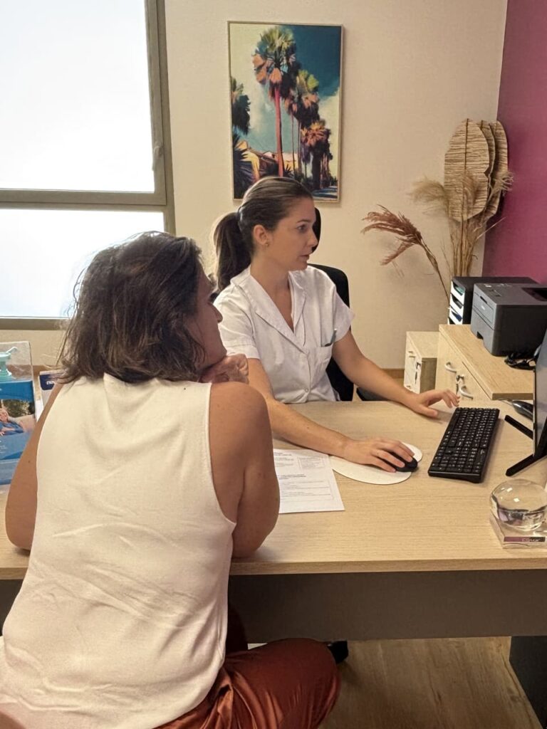 Le Dr Coueffé et une patiente au sein de son cabinet de consultation en chirurgie digestive et bariatrique à La Réunion